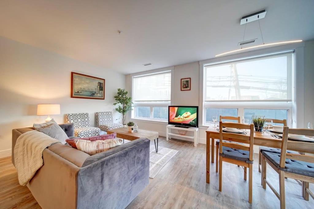 Luxurious Modern 2Br Condo Sleeps 5 Coffee, Ac, Wifi Halifax Exterior photo