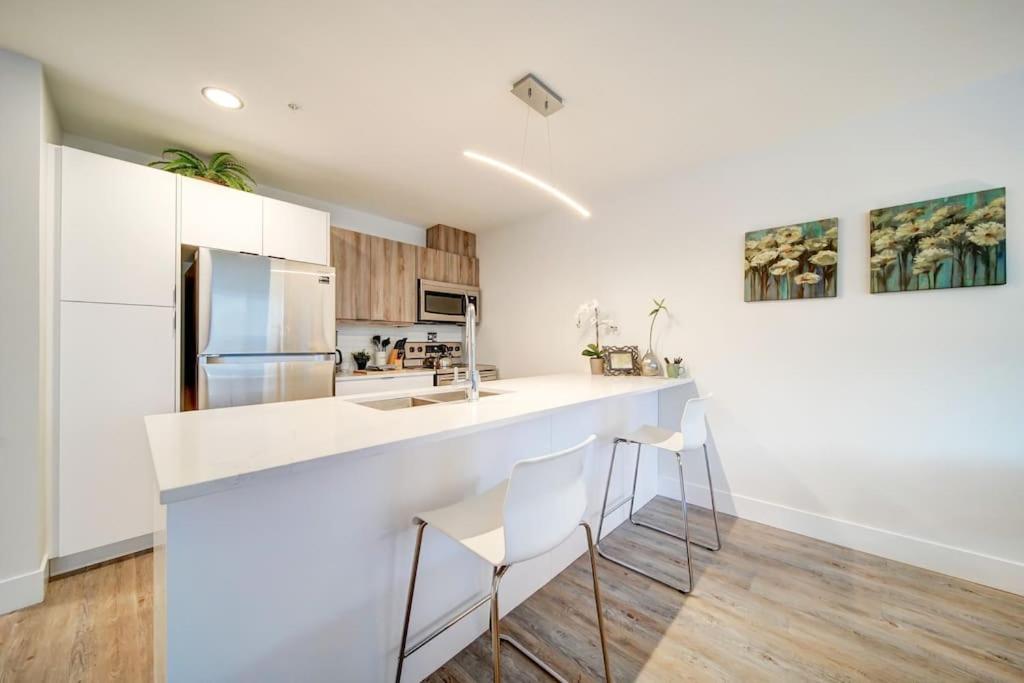 Luxurious Modern 2Br Condo Sleeps 5 Coffee, Ac, Wifi Halifax Exterior photo