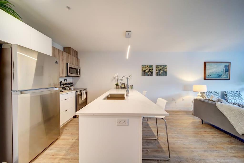 Luxurious Modern 2Br Condo Sleeps 5 Coffee, Ac, Wifi Halifax Exterior photo