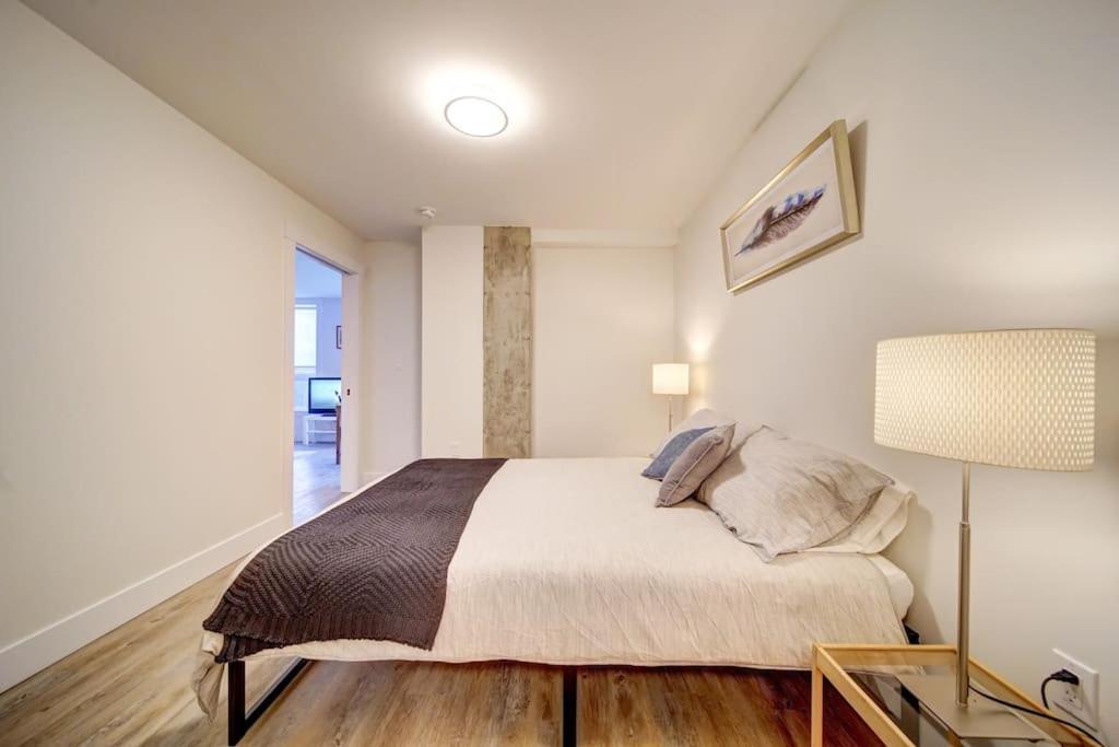 Luxurious Modern 2Br Condo Sleeps 5 Coffee, Ac, Wifi Halifax Exterior photo